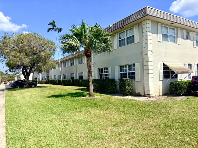 Building Photo - 1560 McKinley St Unit 115w