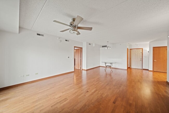 Photo - 601 W Rand Rd