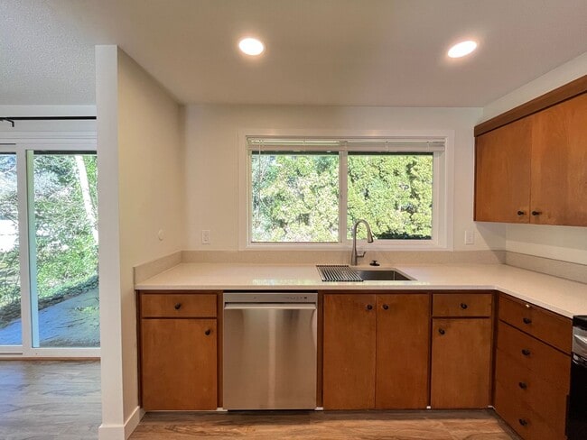 Photo - Beautiful 2 Bed, 1 Bath Duplex in SW Portland! Enjoy Private Yard, Spacious Floorplan in a Great ...