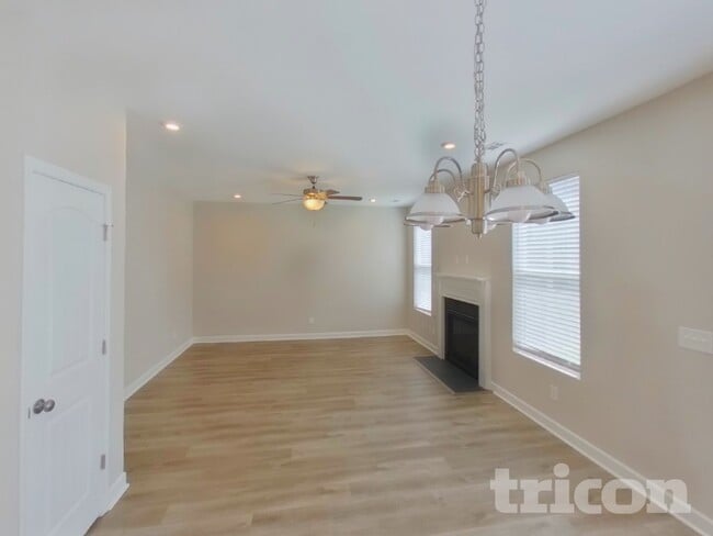 Photo - 323 Disley Way