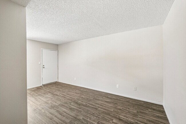 8-web-or-mls-N 23rd Ave-S0307-008 - Deer Valley Village Apartments