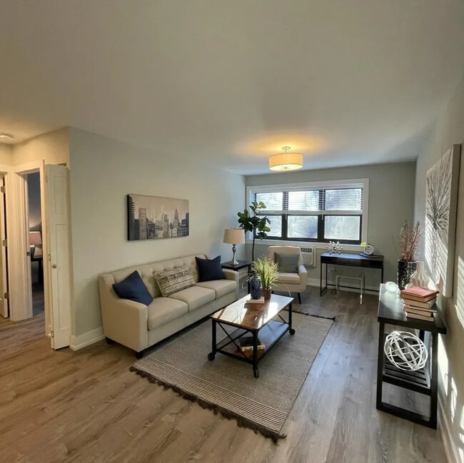 456 W Barry Ave