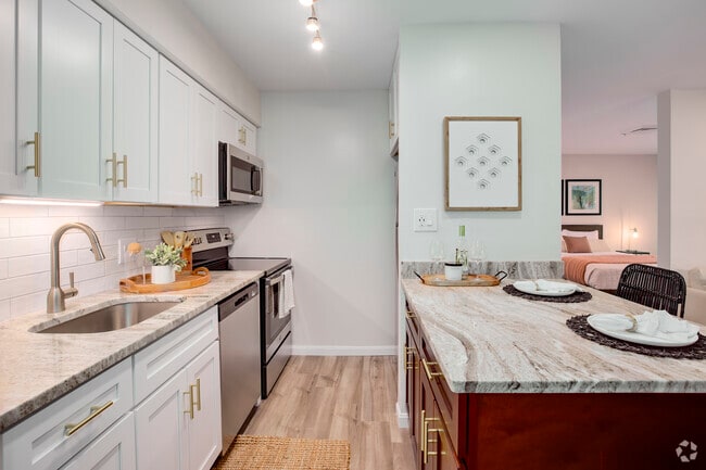 1BR, 1BA - 625SF