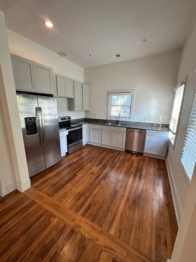 Photo - 614 E Henry St