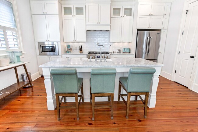 Photo - 911 Barnard St