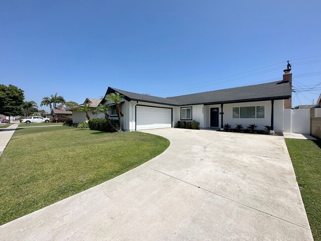 Building Photo - Experience the coastal breeze and the quiet charm of Hawaii Lane.