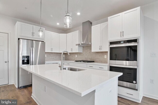 Photo - This stunning luxury 2-story condo has 3 beds & 2.5 baths with over 1500 sq ft of living space.