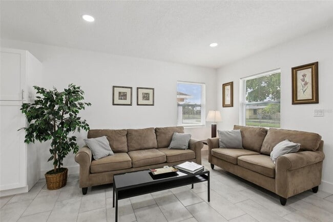 Photo - Beautifully Remodeled 4-bedroom, 2-bathroom rental home in Sarasota