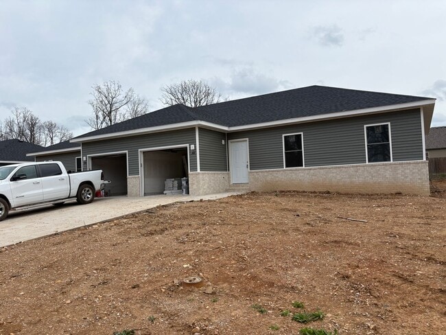 Building Photo - 586 N Airport Rd Unit 584  N Airport Rd