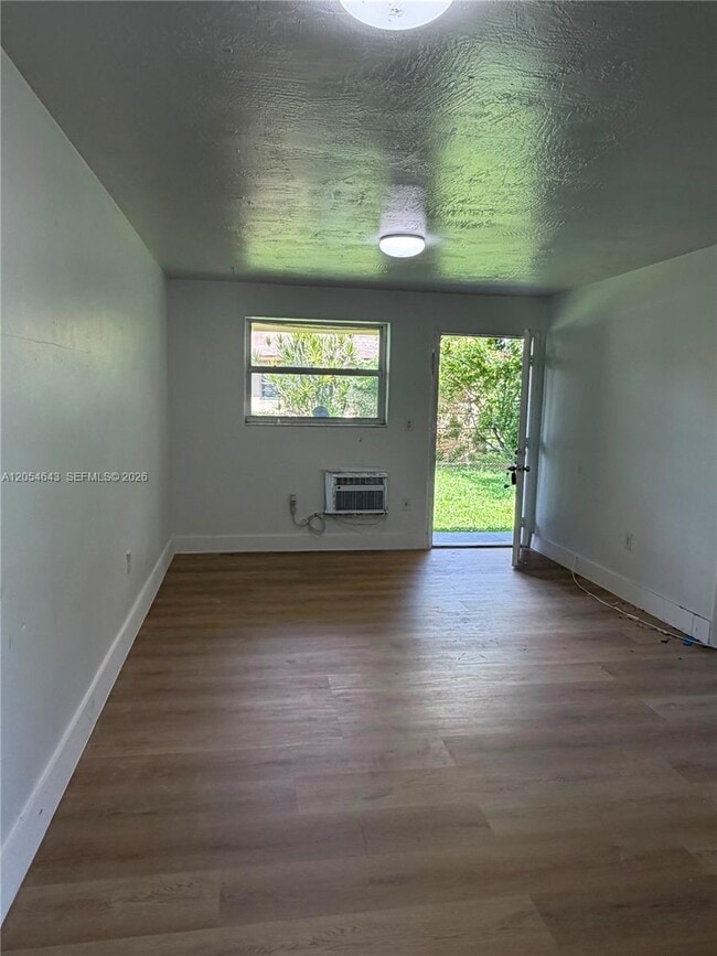 Photo - 1465 W 28th St Unidad 4