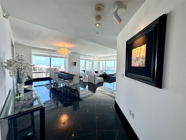 Building Photo - 1425 Brickell Ave Unit 42E