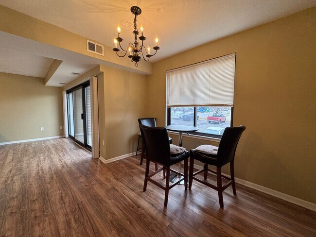 Photo - Sun-filled 1 Bed 1 Bath Condo With Balcony In Hawthorne Village
