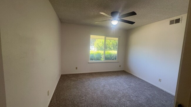 Building Photo - 303 Diane Ct