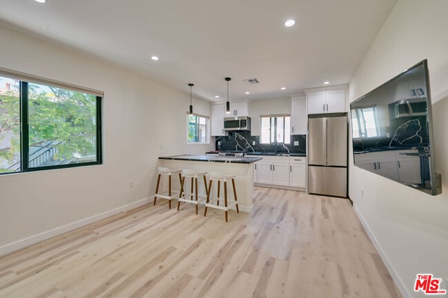 Building Photo - 843 Westbourne Dr Unit B