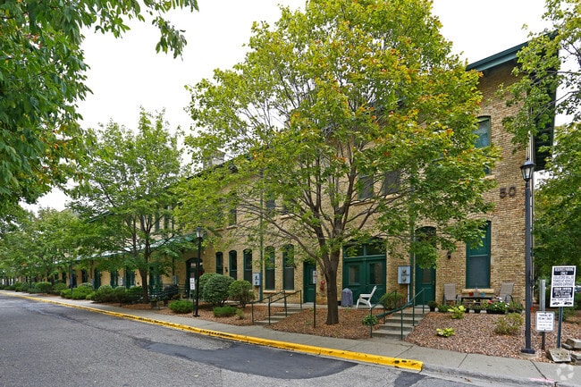 Community - Building - FreightYard Townhomes and Flats