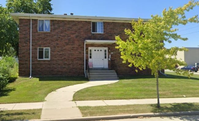 Building Photo - Spacious 1 bedroom plus den. Unit Apt #5