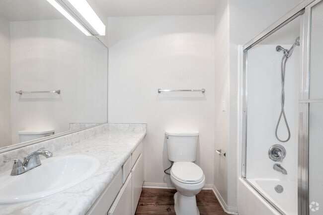 1BR, 1BA - 600SF - Bathroom