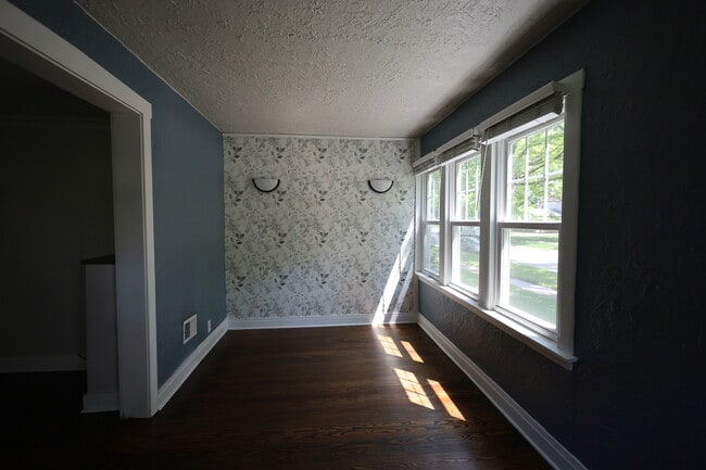 Photo - 18 Belle Plaine Ave