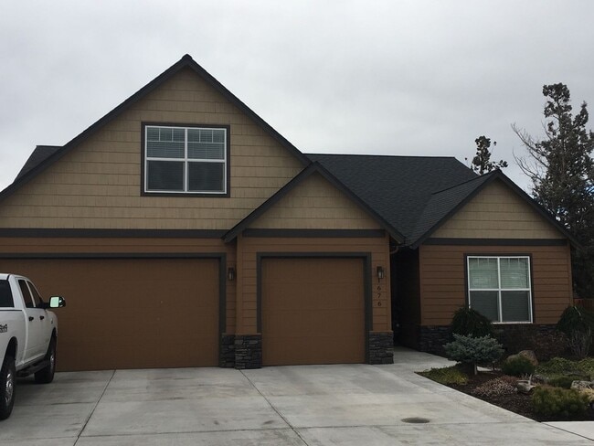 Building Photo - 3 Bedroom 2 Bath Home in NW Redmond Furniture NOT Included.