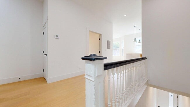 Building Photo - Modern, Convenient, Bright, Renovated 3BR/1BA Top Floor Flat with Dishwasher & In Unit Laundry
