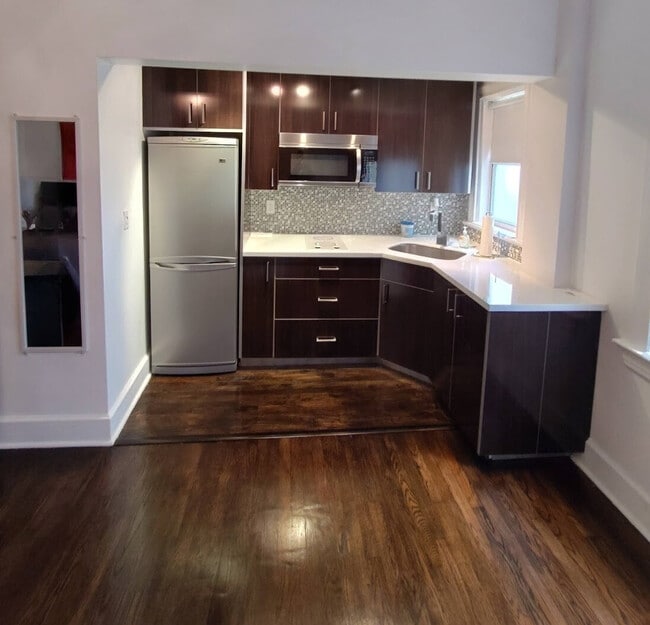 Kitchen - 900 16th St Unit 305