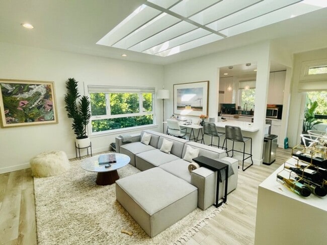 Building Photo - The WEHO Orlando Unit 3