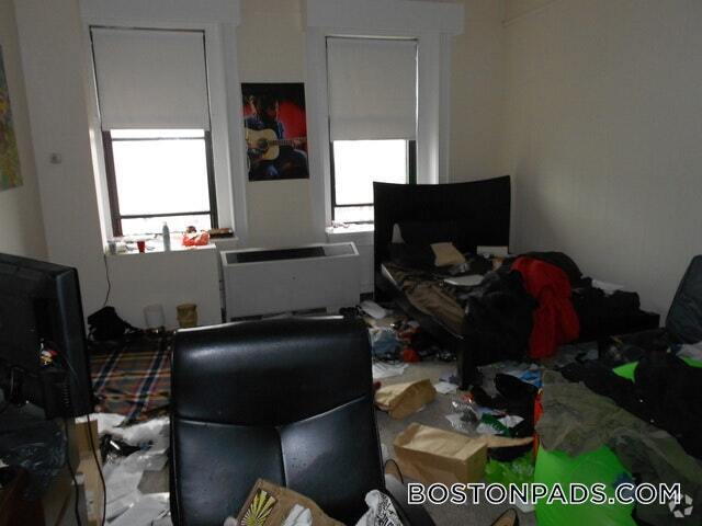 Building Photo - 62 Boylston St Rental