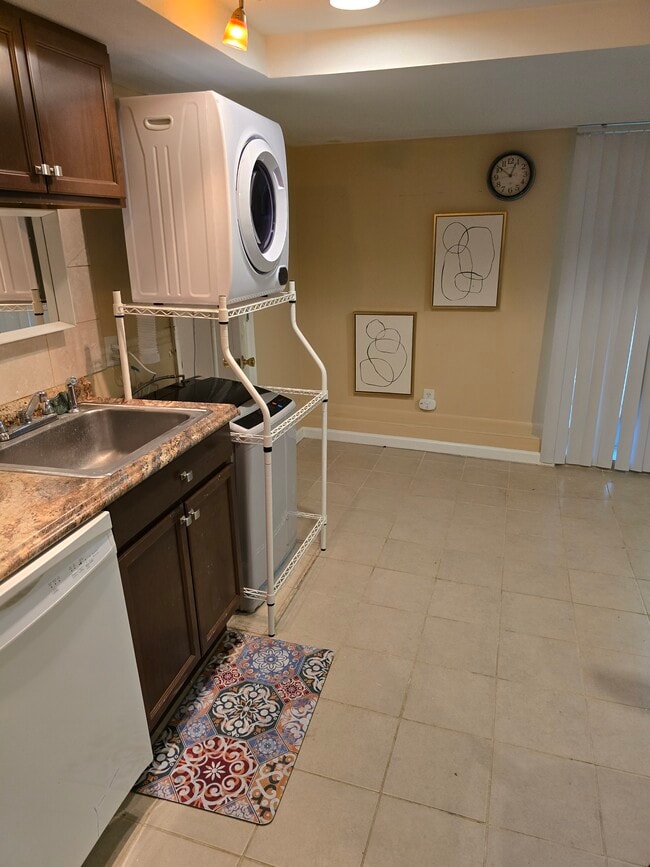 Kitchen and washer/Dryer - 1921 Spruce Dr NW Unit C