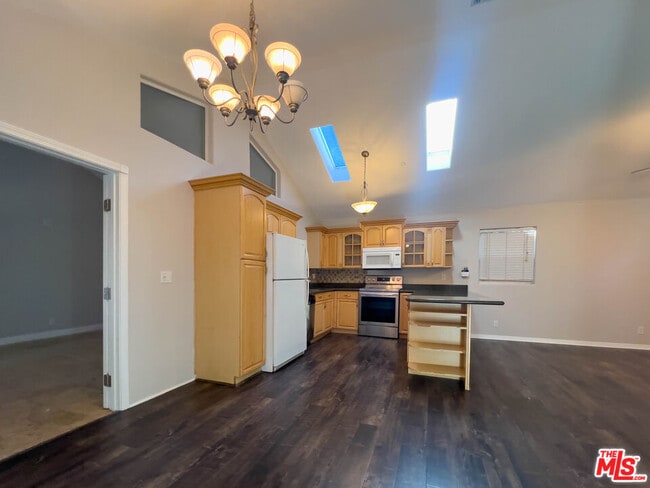 Photo - 15426 Camarillo St