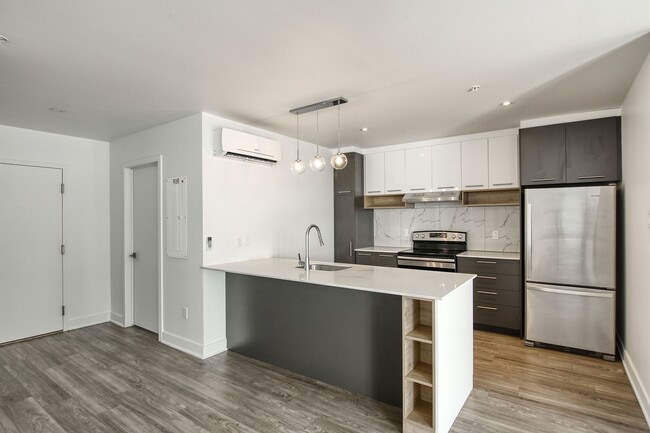 Building Photo - 9675 Av. Papineau Unit 305