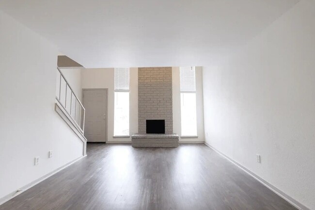 Building Photo - 1124 Rutland Dr