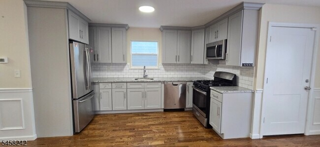Photo - 1054 Bond St