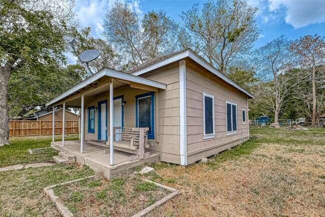 Photo - 406 Woodward St House