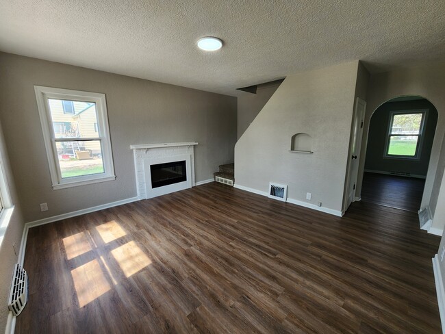 Photo - 608 6th St NW