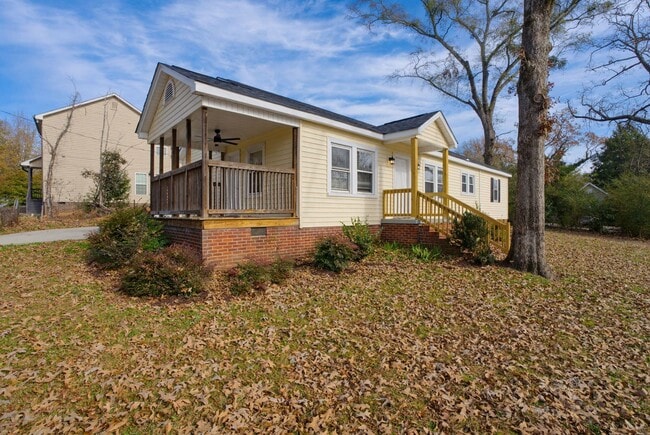 Building Photo - 4 Bedroom 2 Bath Updated Home Behind Tiger Blvd in Clemson