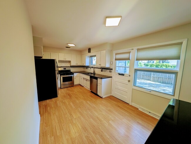 Photo - 3131 Lake Ave