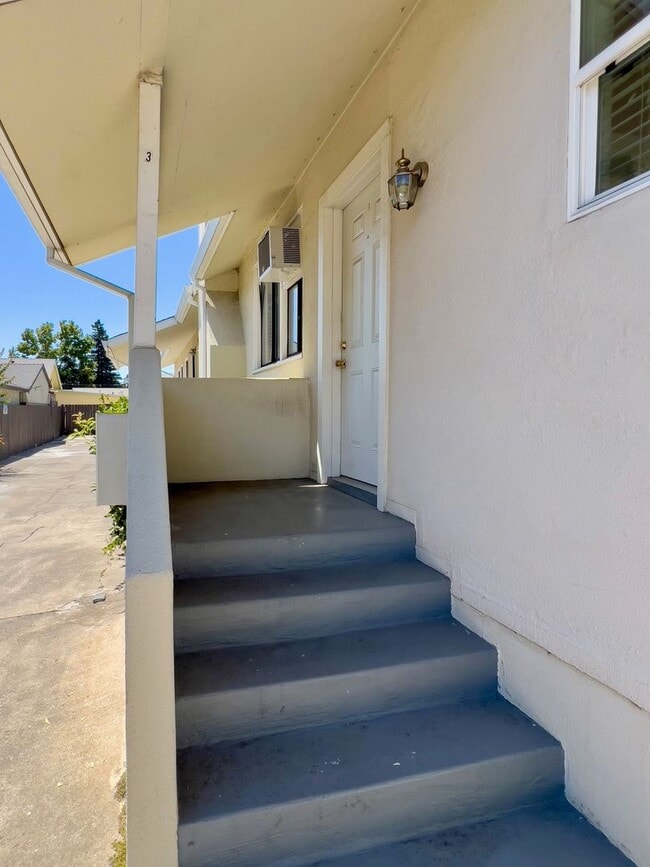 Photo - Brown Street, 2119-2121* Unit 2121-3