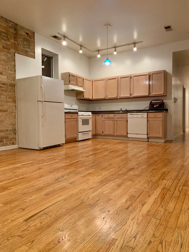 Photo - 1102 N Ashland Ave Unit 2FR