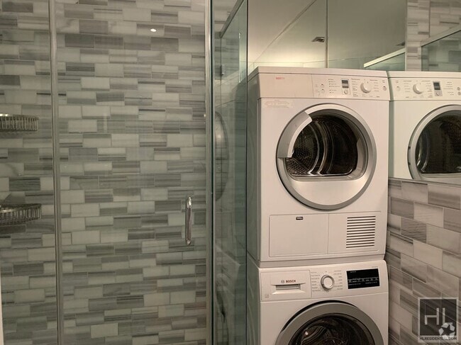 Building Photo - PERFECT Soho 1 Bedroom!! Unit 8 Rental