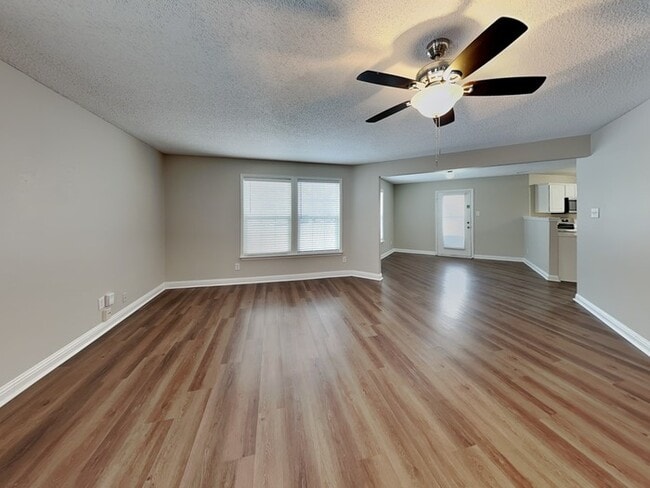 Photo - 3 bed 2.5 bath with spacious bedrooms!