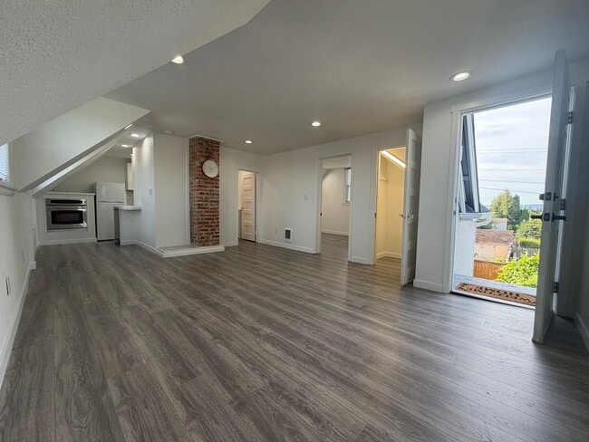 Building Photo - 2222 Summit Ave Unit 4