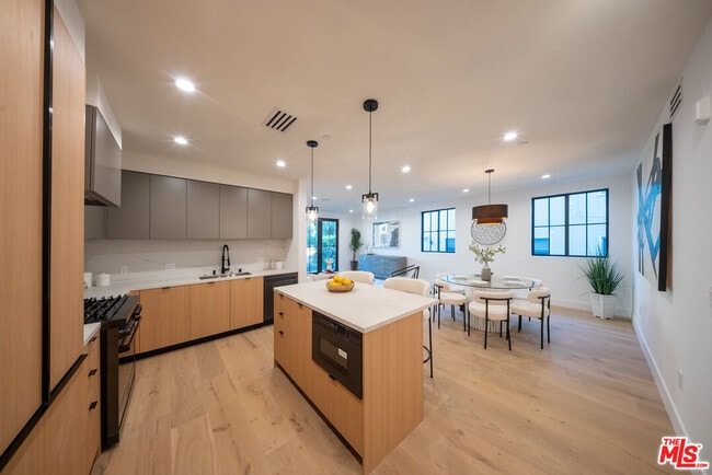 Photo - 10352 Riverside Dr Unit 103