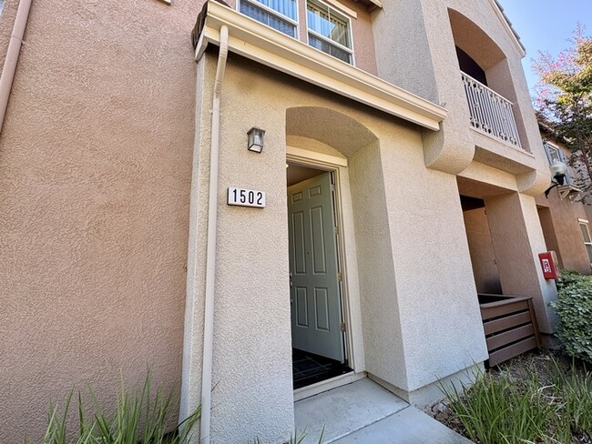 Beautiful Well Kept 2 Bedroom, 2 Bathroom in Roseville!