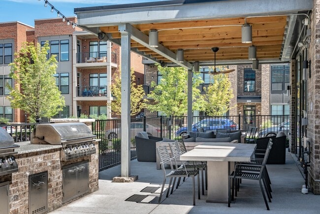 Jeffrey Park Community Room: Outdoor grills & seating
