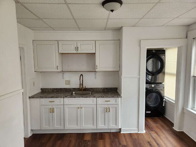 Photo - Spacious 5-Bedroom Apartment in Nashua, NH - Don't Miss Out! Unit 10A