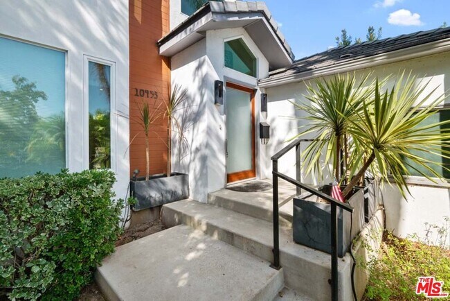 Photo - 10453 Holman Ave