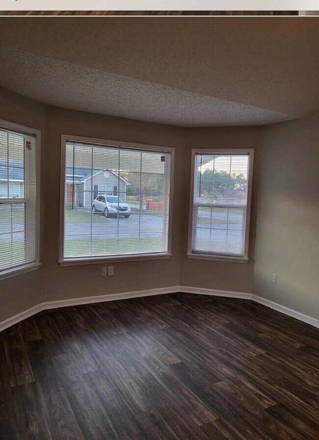 Rosehill LR Bay Window - Tifton Properties Apartments