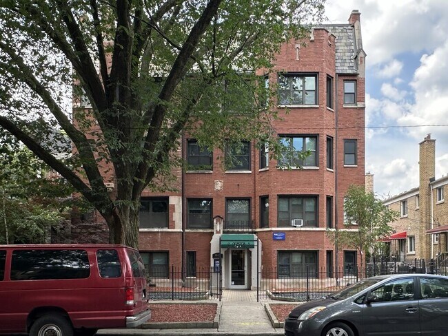 Building Photo - 2249 W Wilson Ave