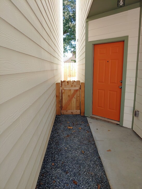 Área de grava entre unidades, con portón. - 4926 Weeping Willow Rd