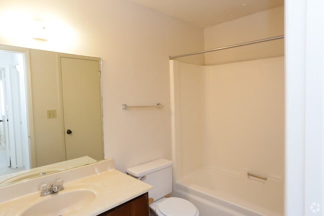 1 Bed Effeciency Bathroom - Briargreen Apartments
